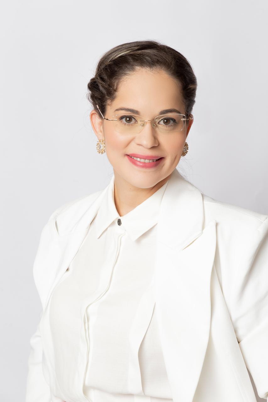 Dra. Alice Vasconcelos em seu consultório